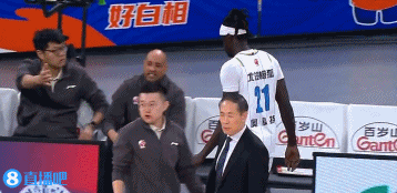 png电子网站打得不顺啊！奥莫特3投0中 被换下后踢广告牌被吹技犯